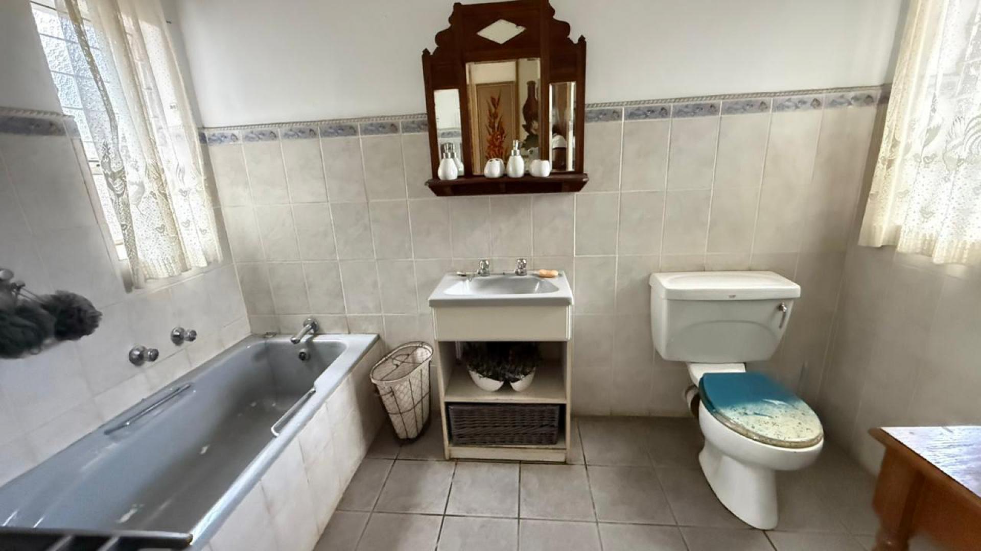 Bathroom 1 of property in Emalahleni (Witbank) 
