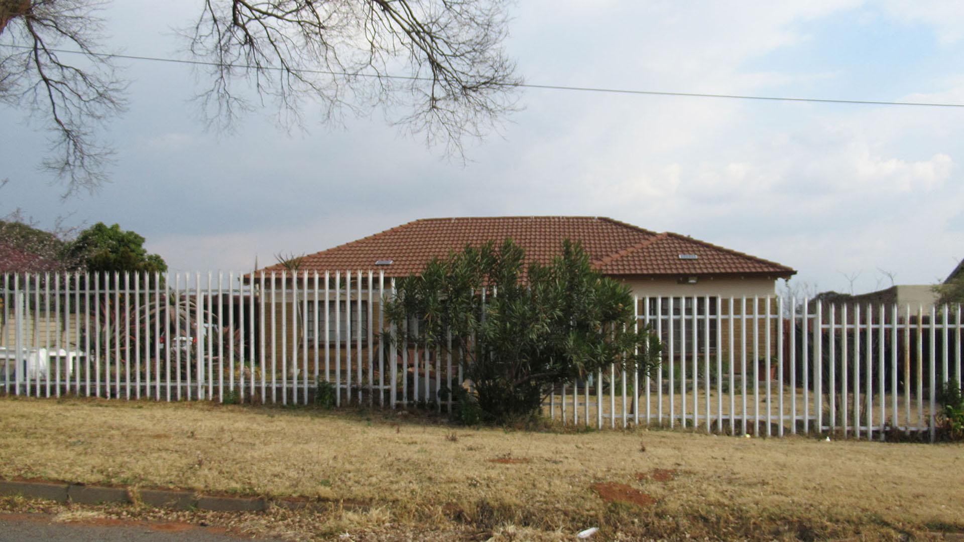 Front View of property in Horison