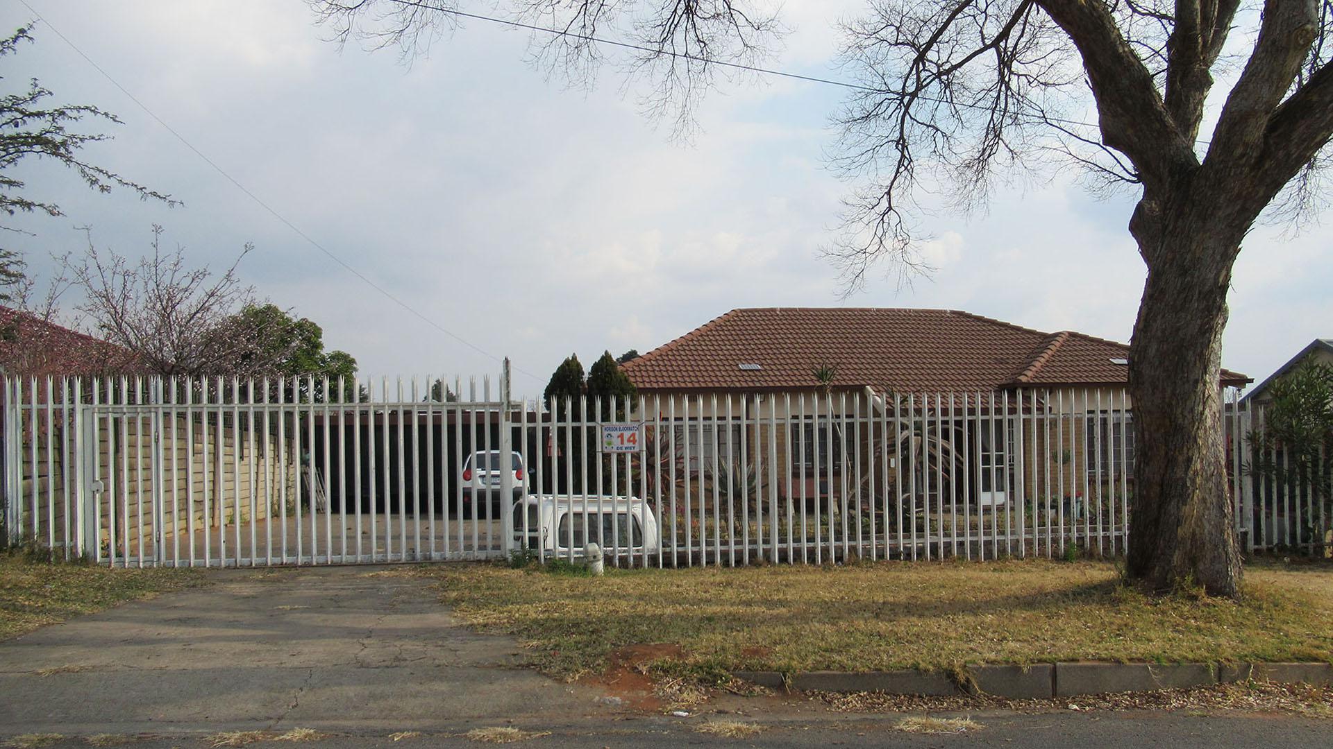 Front View of property in Horison