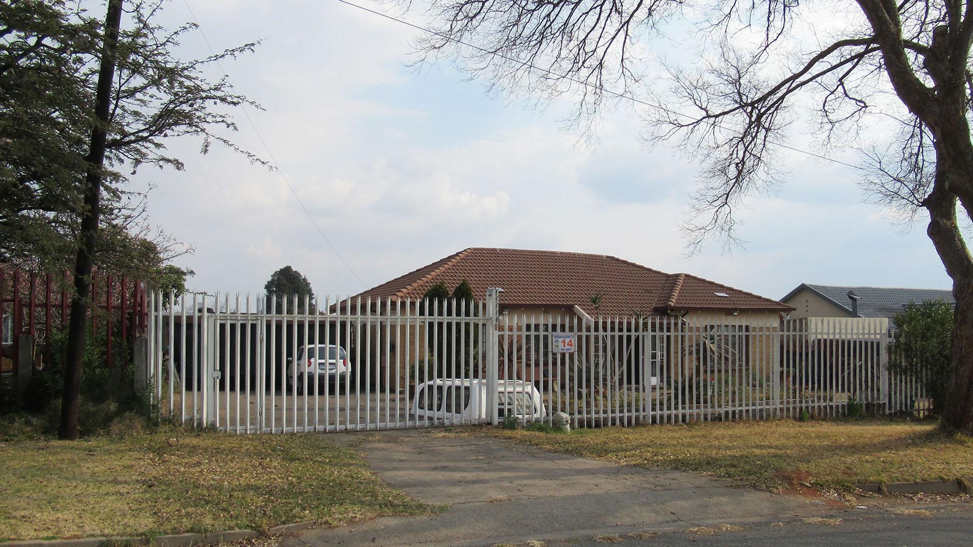 Front View of property in Horison