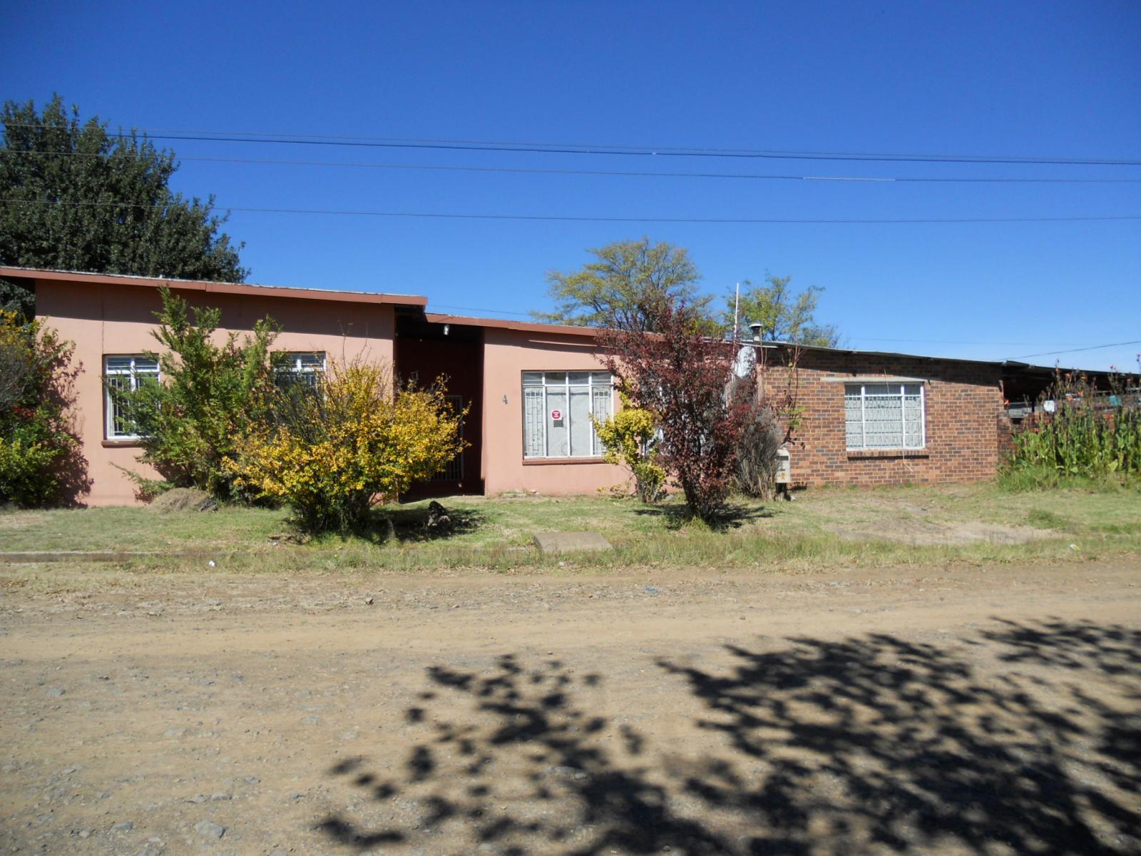 Front View of property in Warden