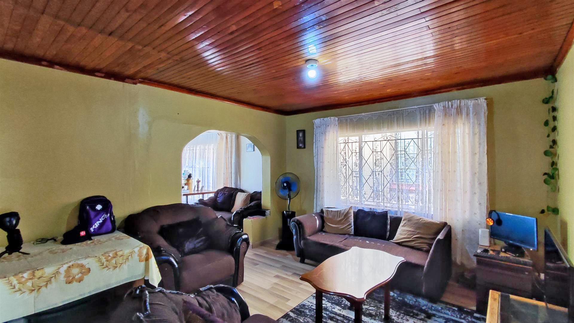 Lounges - 20 square meters of property in Reiger Park