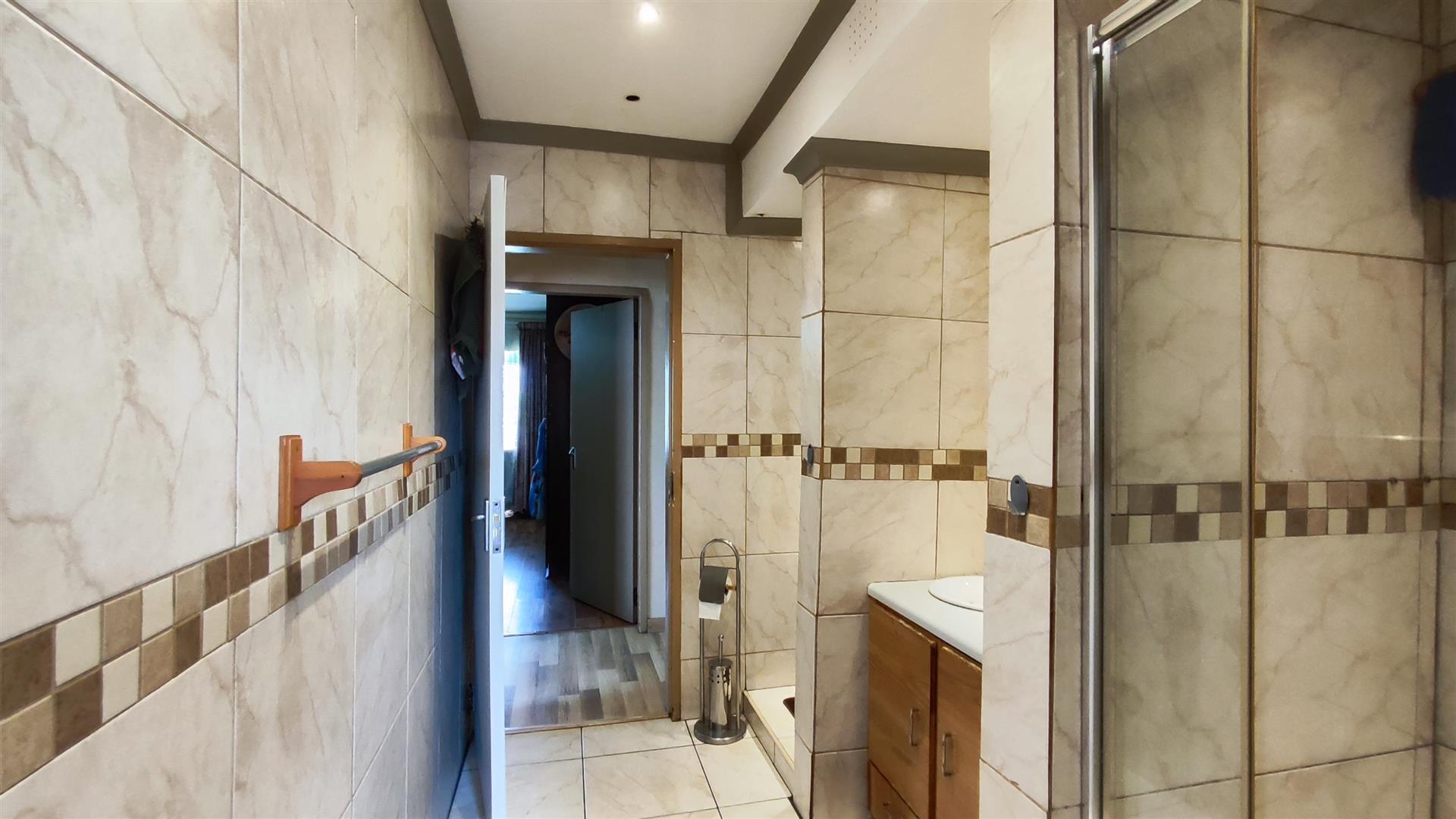 Bathroom 1 - 12 square meters of property in Reiger Park