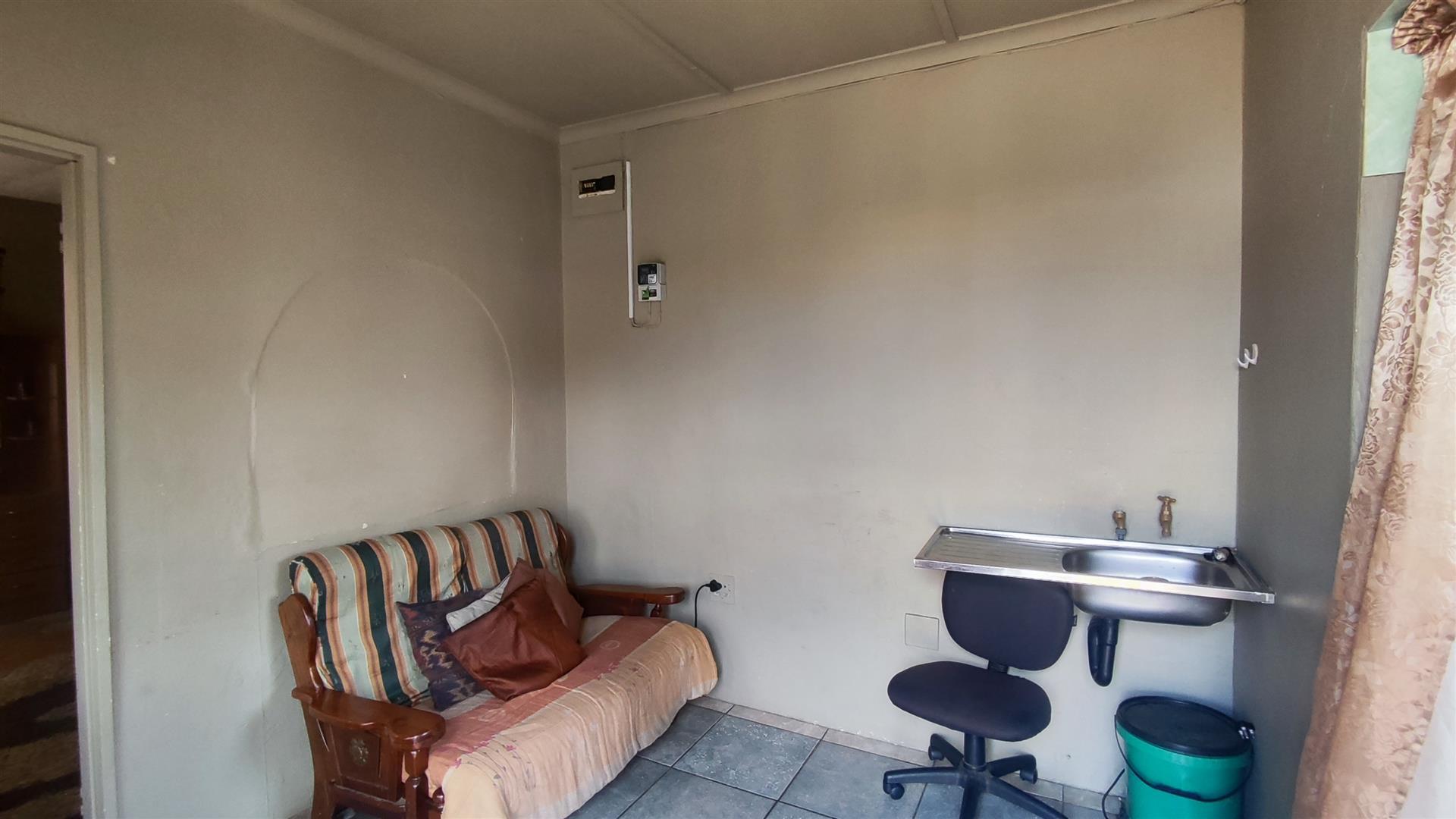 Flatlet - 32 square meters of property in Reiger Park