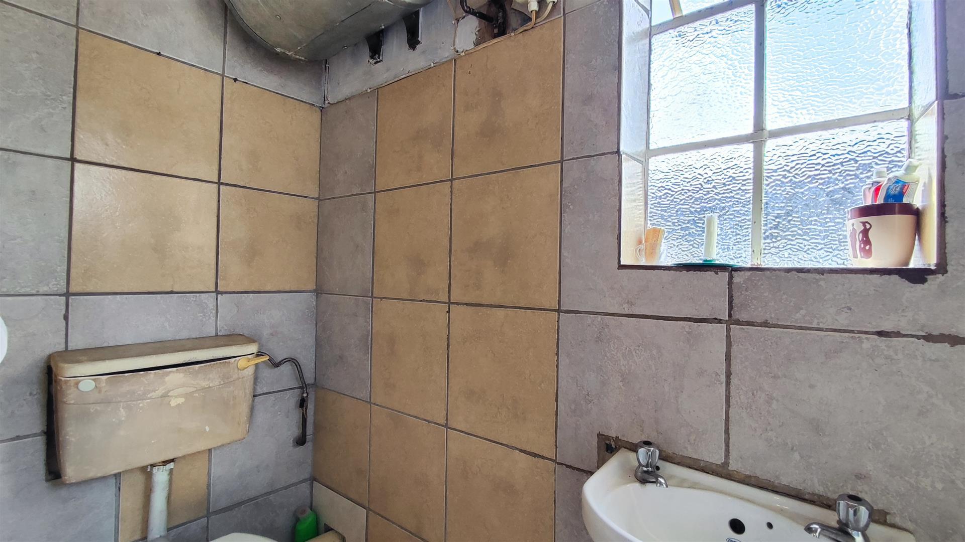 Bathroom 1 - 12 square meters of property in Reiger Park