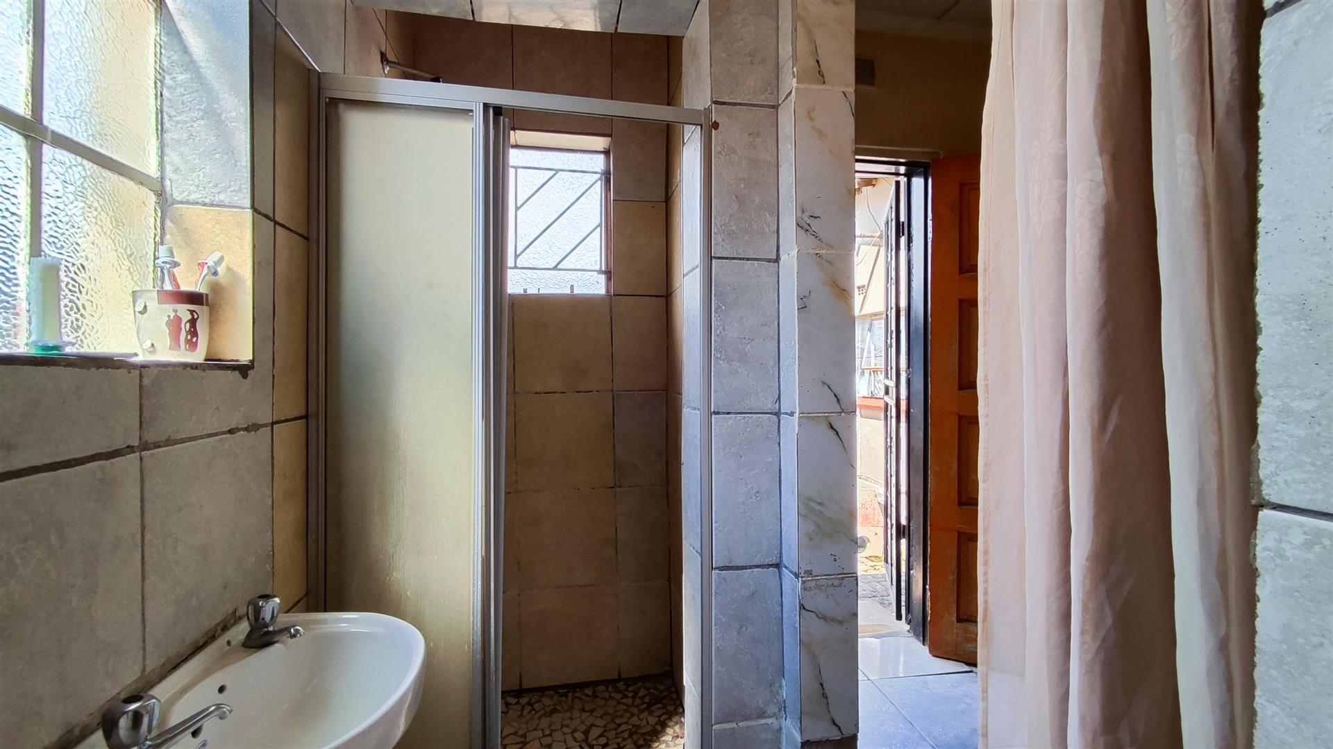 Bathroom 1 - 12 square meters of property in Reiger Park