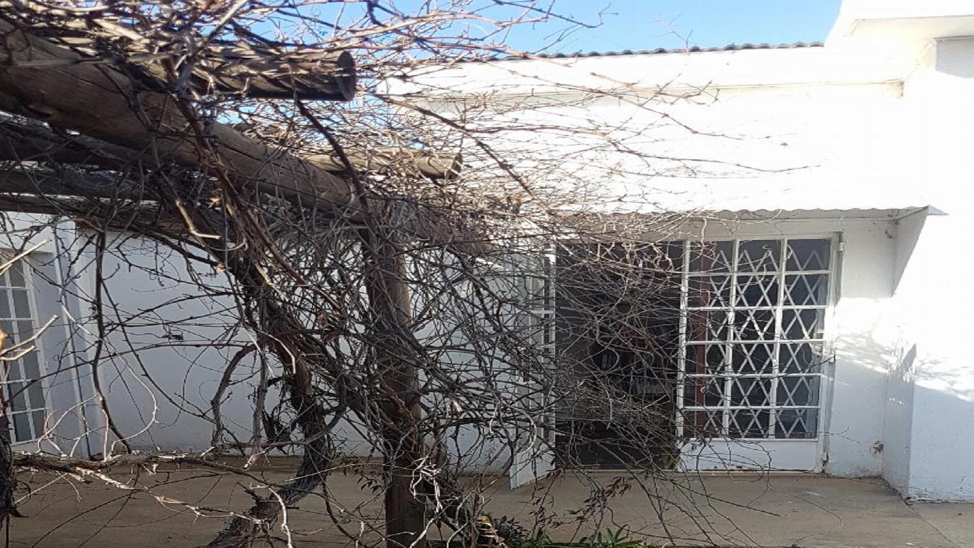 6 Bedroom Guest House for Sale For Sale in De Aar Private