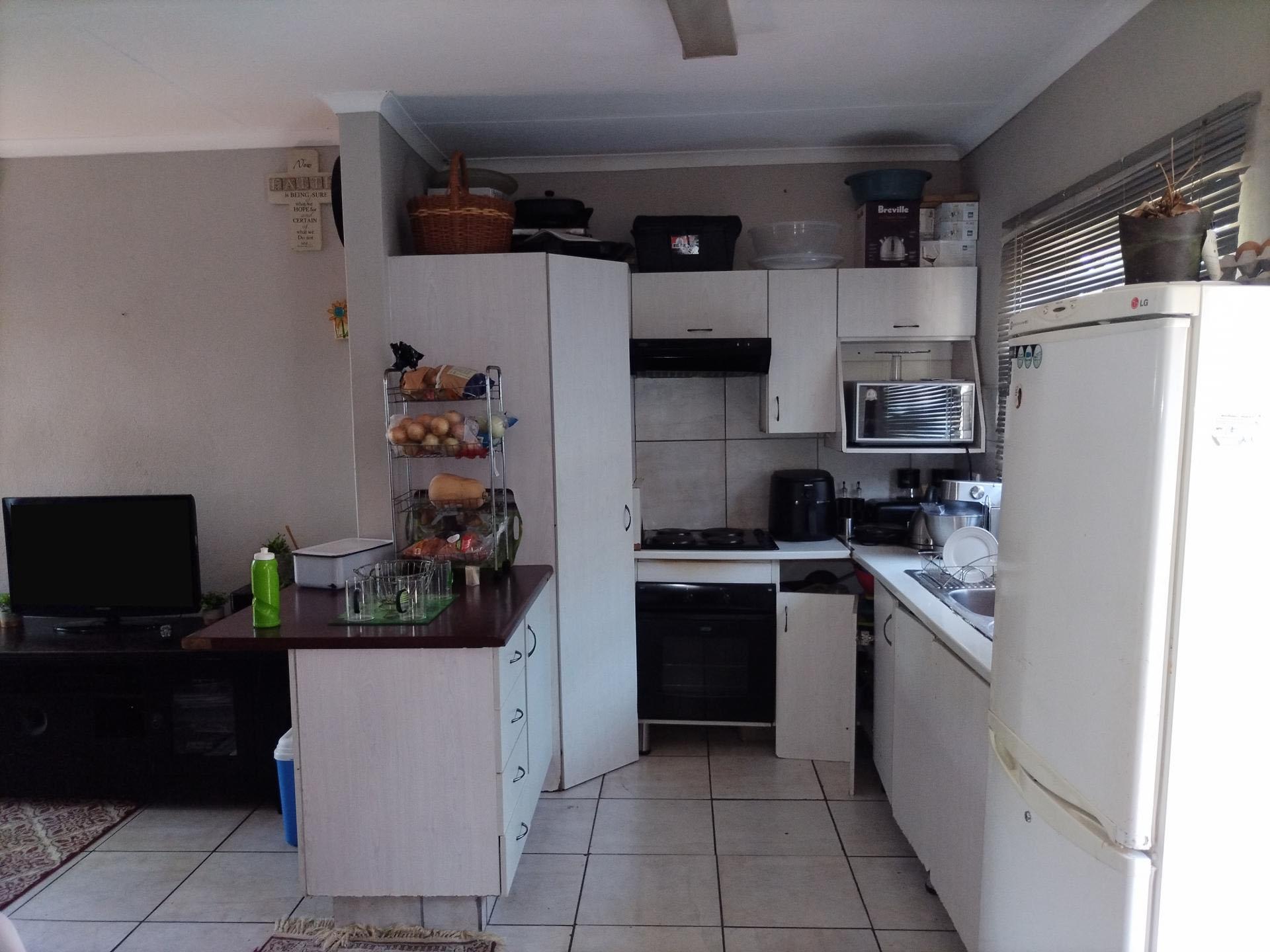 Kitchen of property in Sonheuwel
