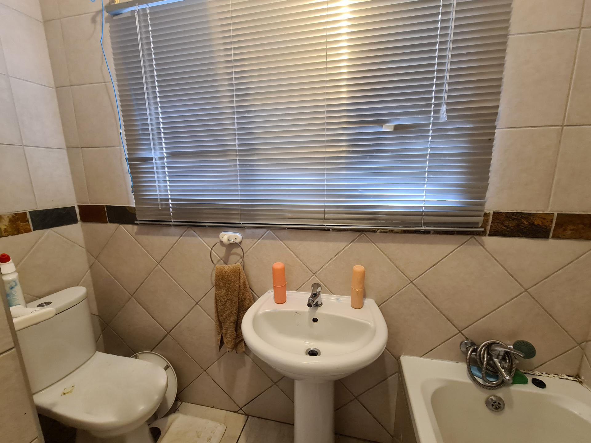 Bathroom 1 of property in Sonheuwel