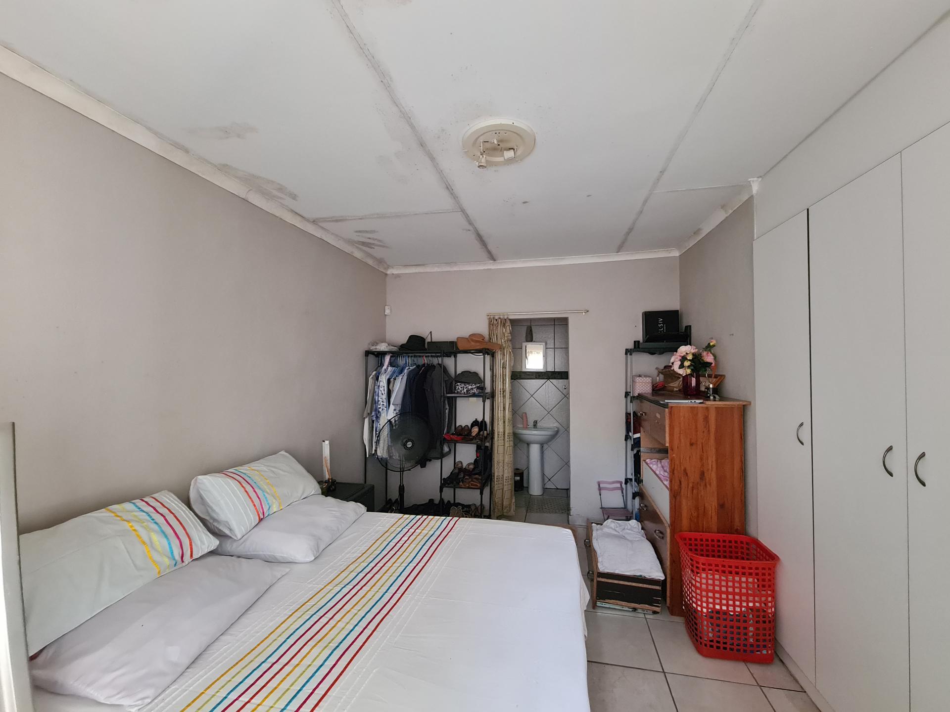 Main Bedroom of property in Sonheuwel