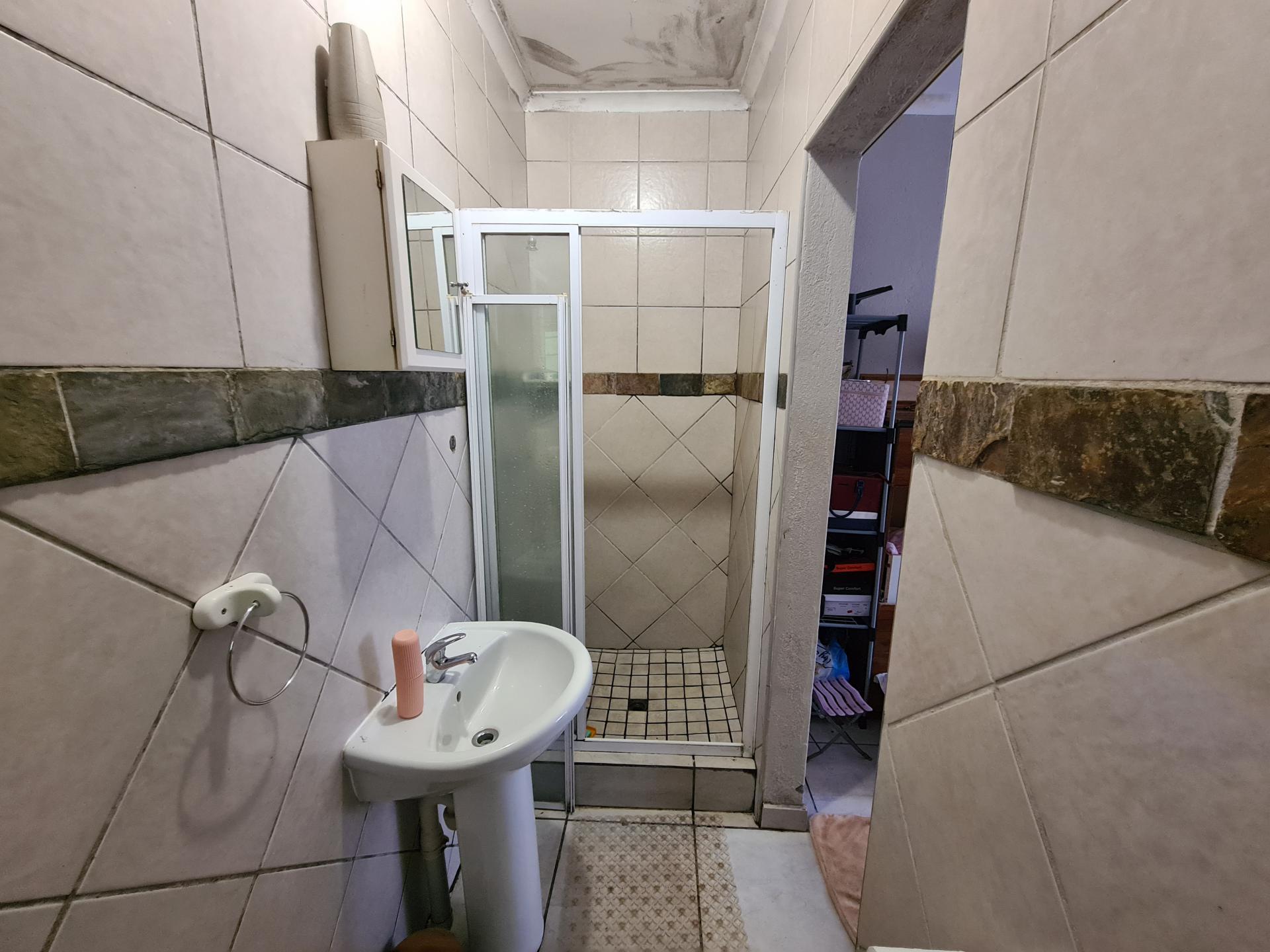Main Bathroom of property in Sonheuwel