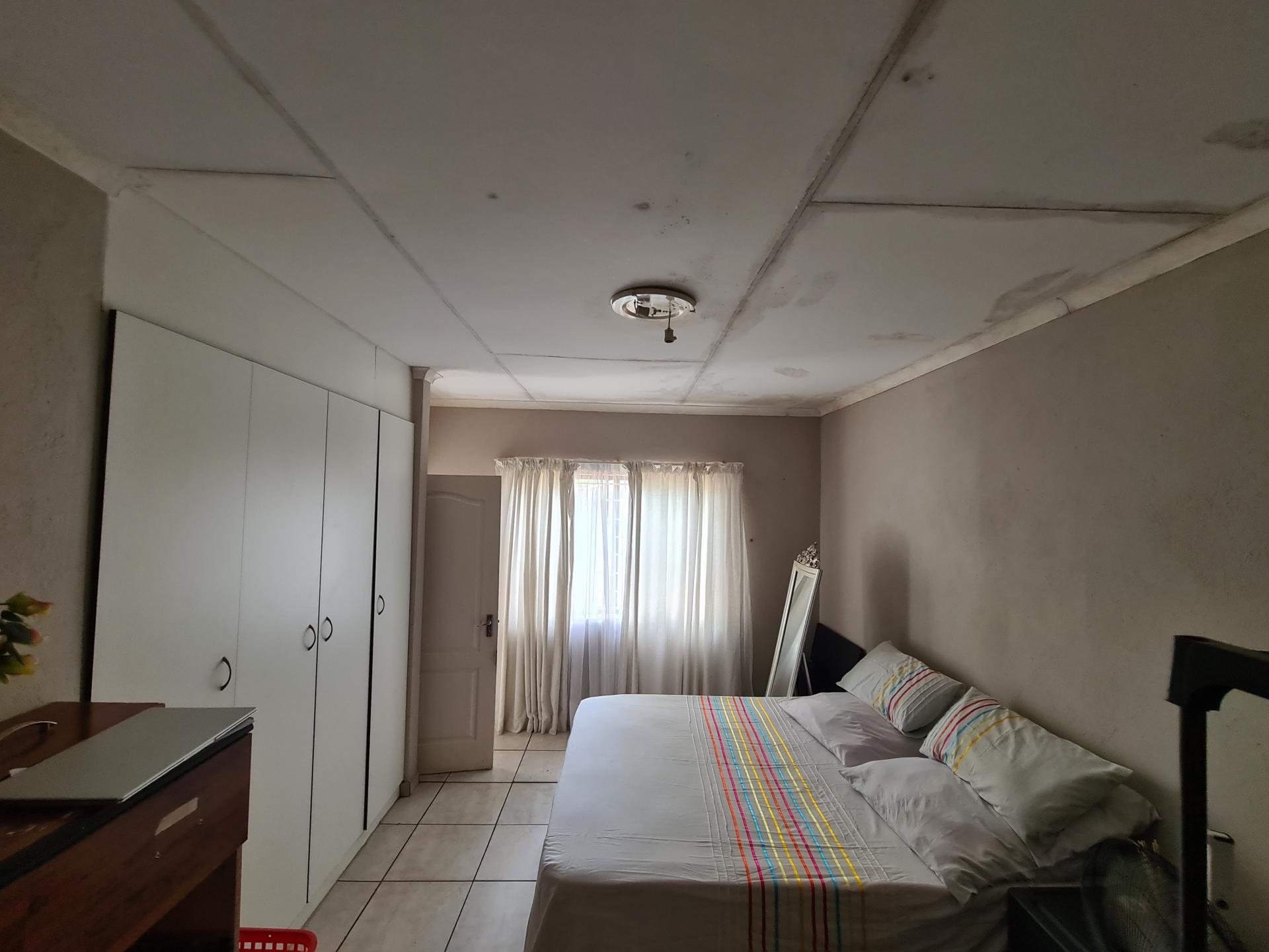 Main Bedroom of property in Sonheuwel