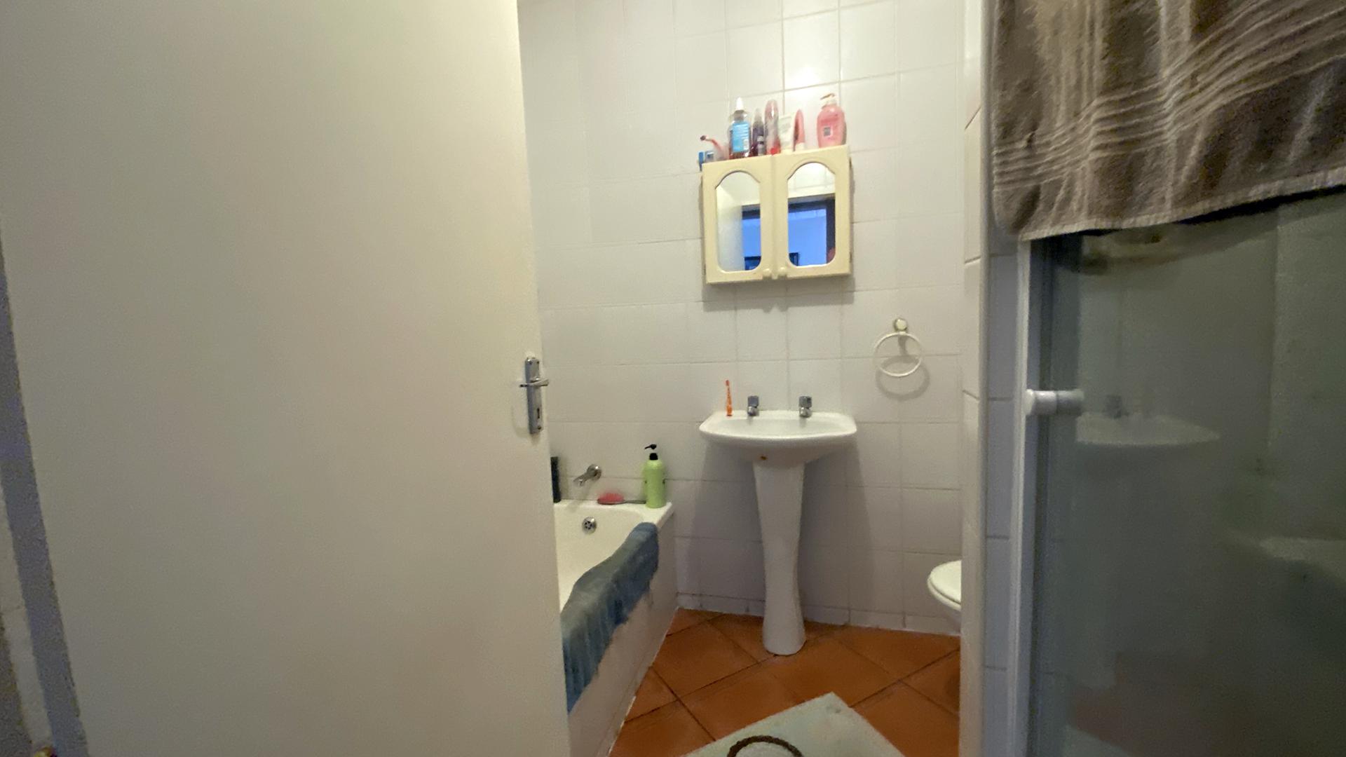 Bathroom 1 - 5 square meters of property in Noordhang