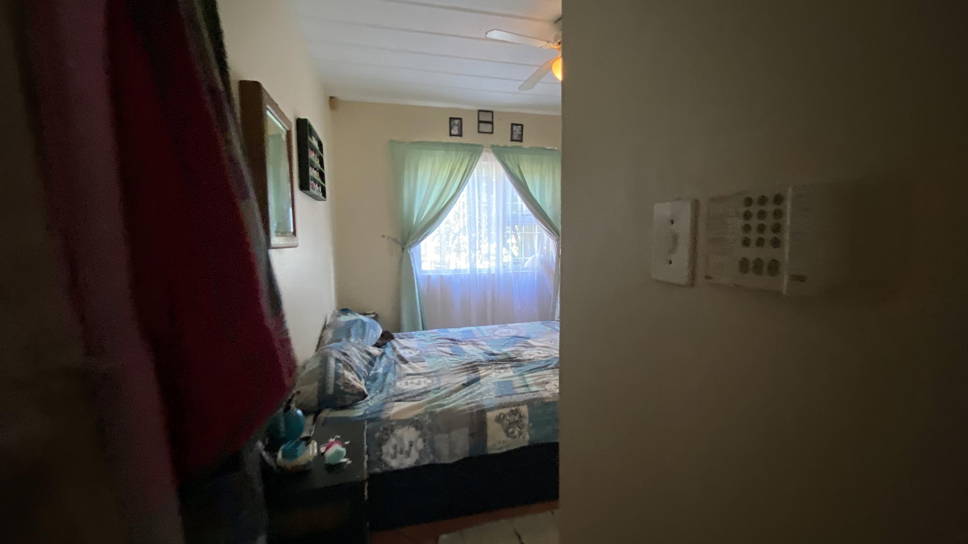 Main Bedroom - 14 square meters of property in Noordhang