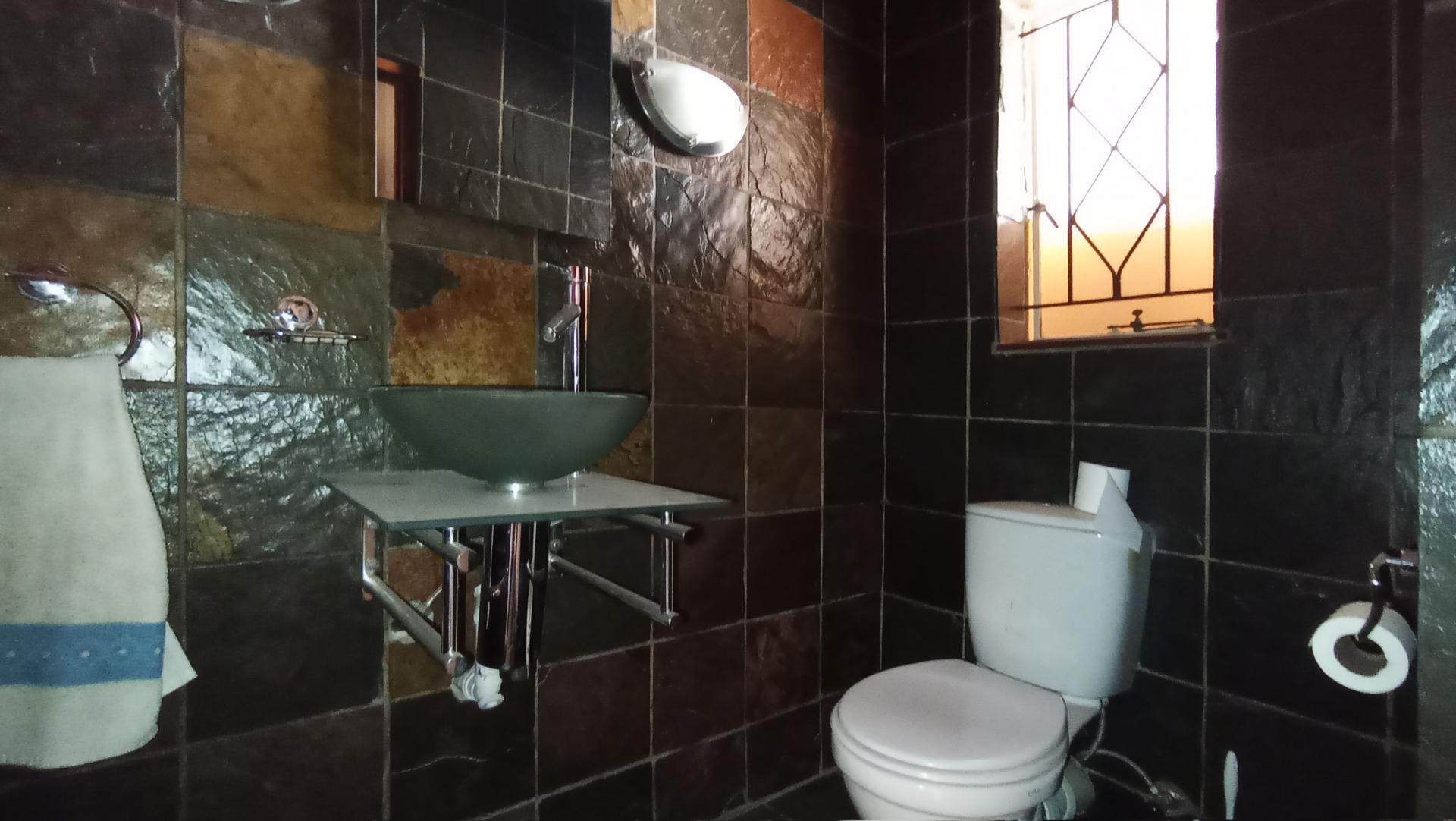 Guest Toilet - 2 square meters of property in Witkoppen