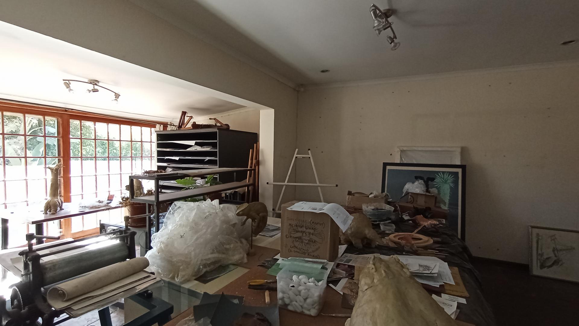 Lounges - 58 square meters of property in Witkoppen