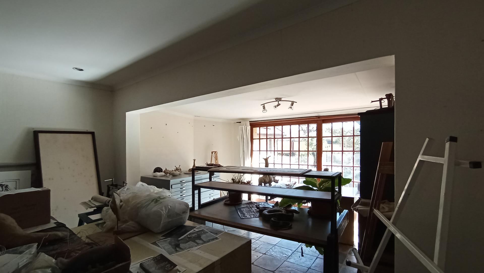Lounges - 58 square meters of property in Witkoppen