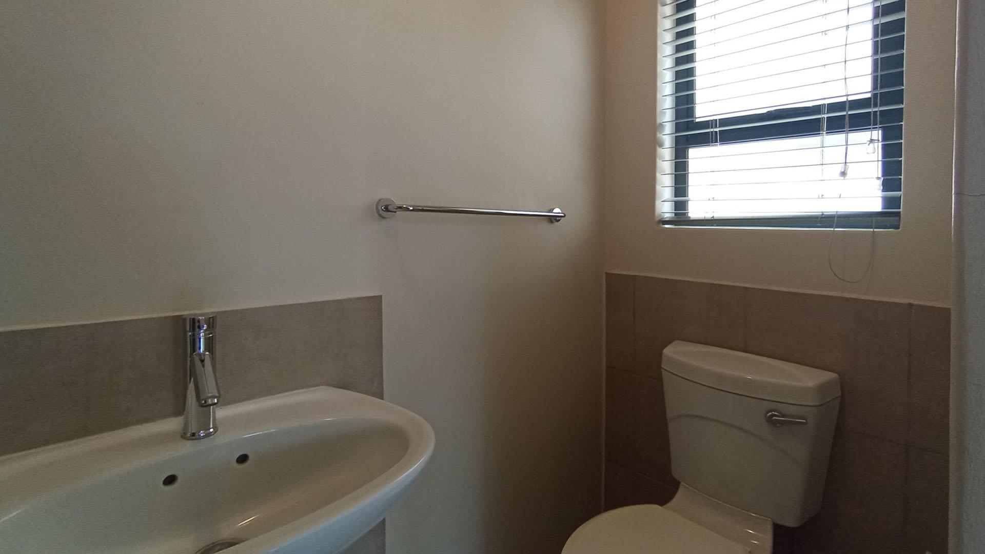 Main Bathroom - 3 square meters of property in Menlo Park