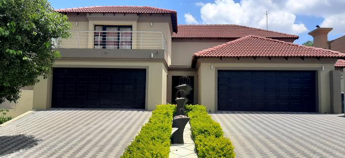 4 Bedroom House to Rent in Blue Valley Golf Estate - Property to rent - MR428936