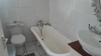 Bathroom 1 - 5 square meters of property in Clifton Park