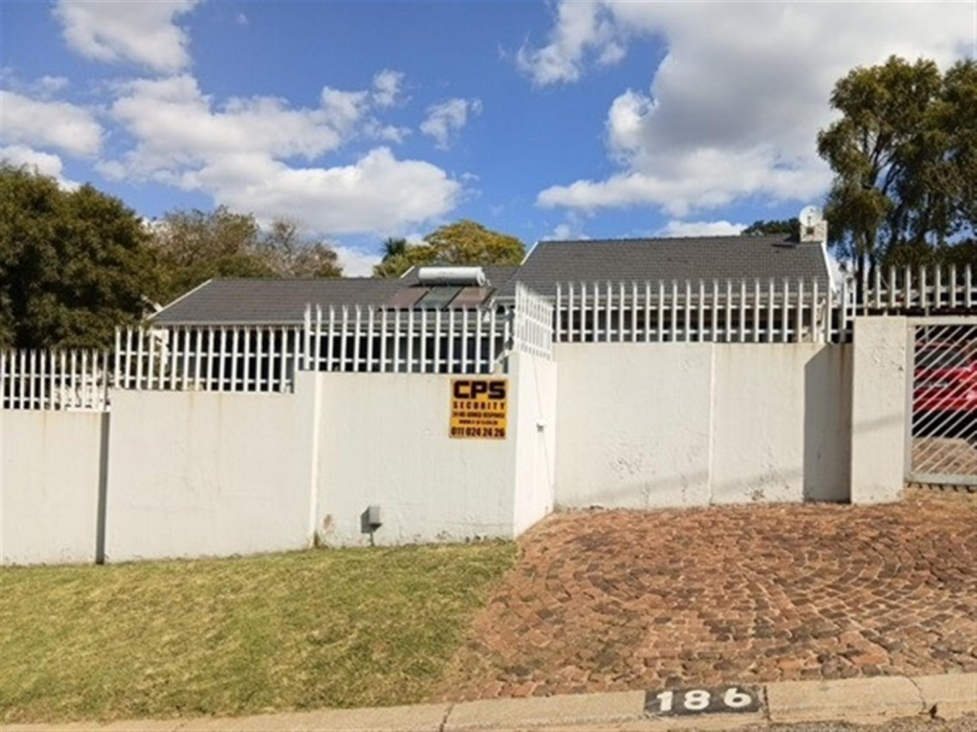 Front View of property in Mondeor