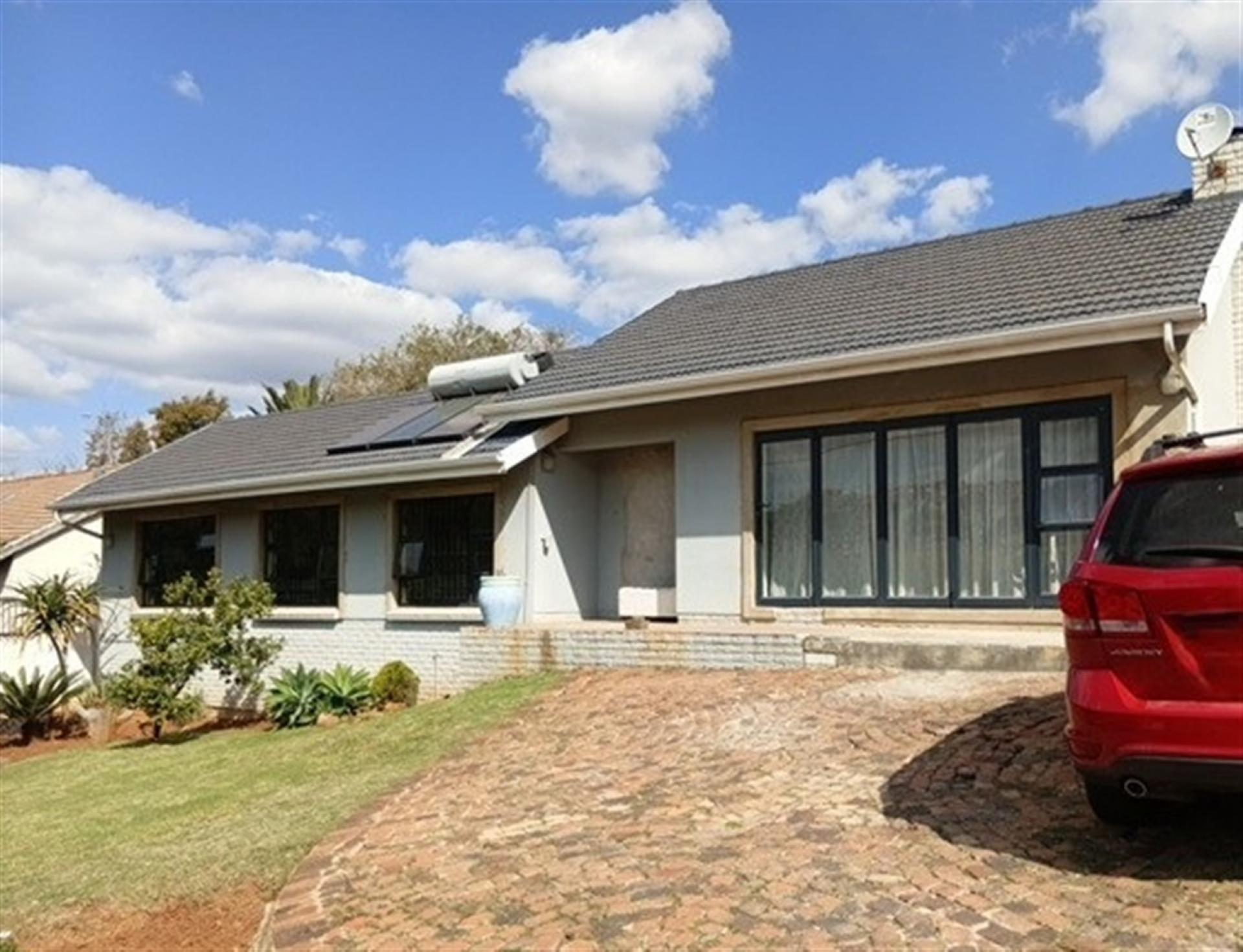 Front View of property in Mondeor