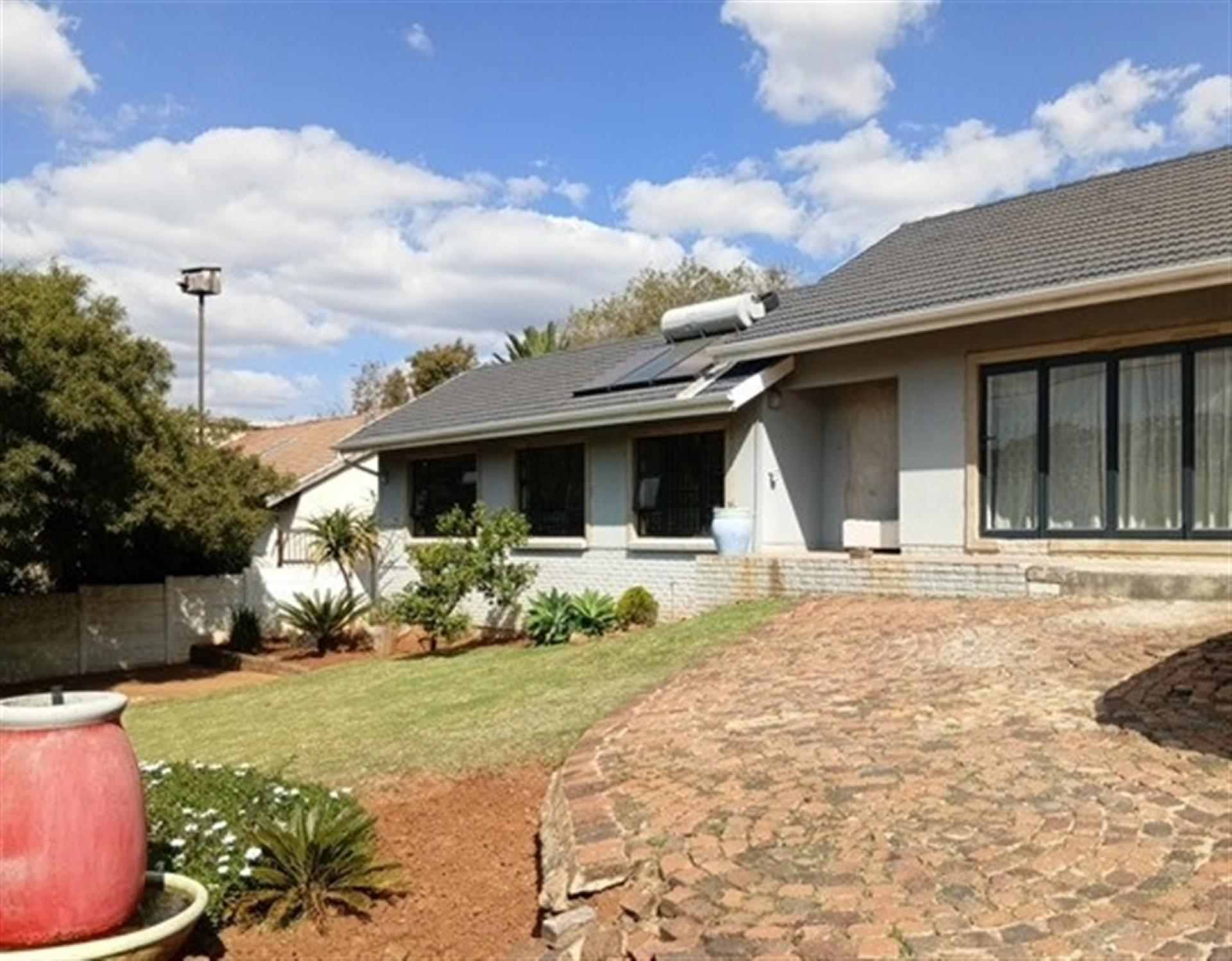 Front View of property in Mondeor