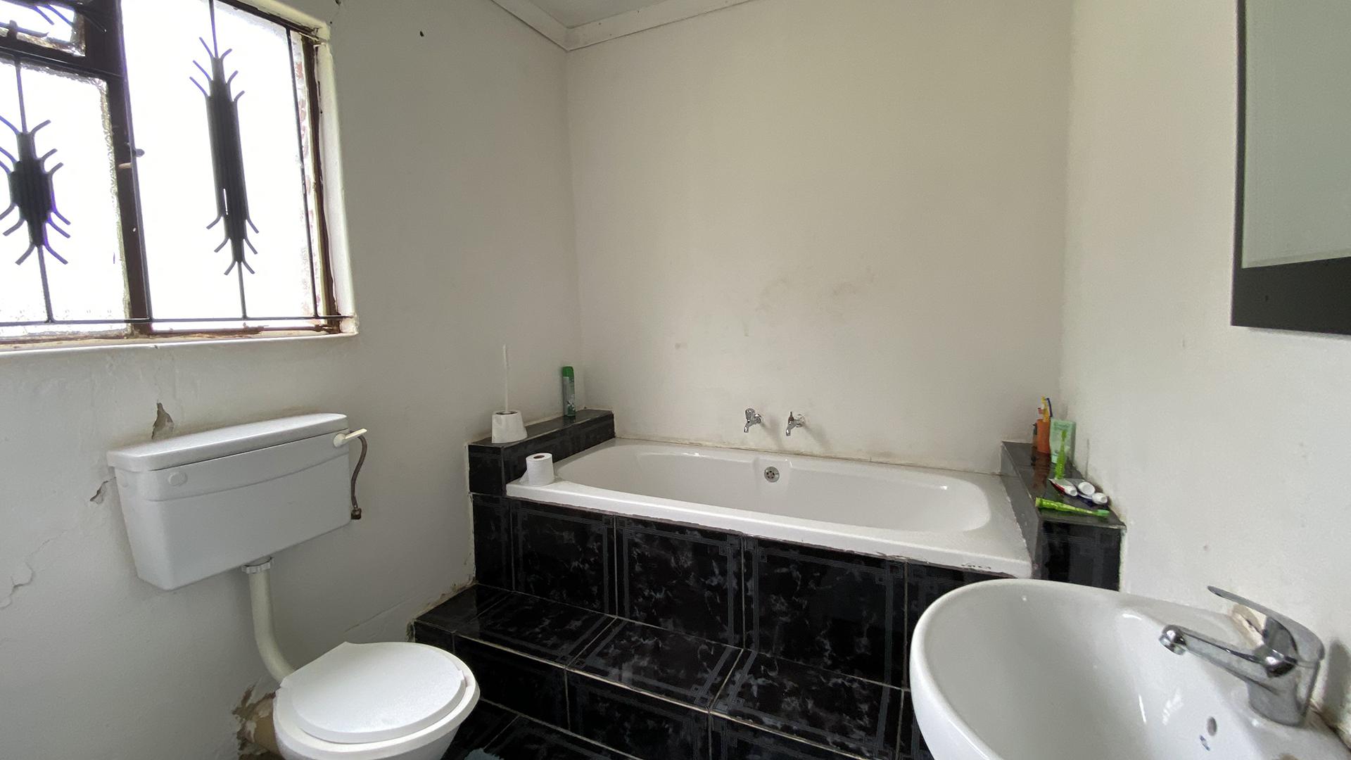 Main Bathroom - 9 square meters of property in The Balmoral Estates