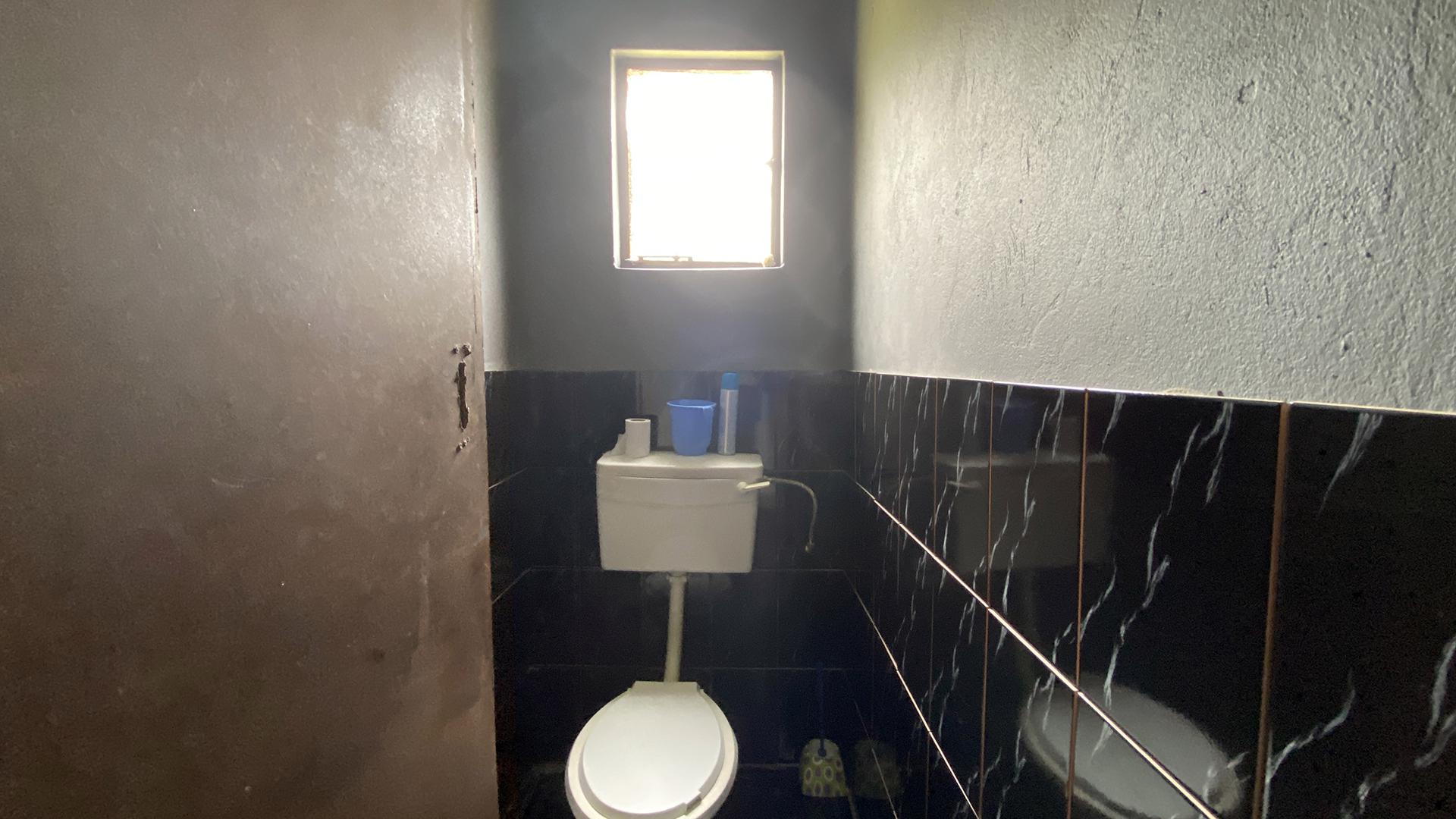 Bathroom 1 - 9 square meters of property in The Balmoral Estates