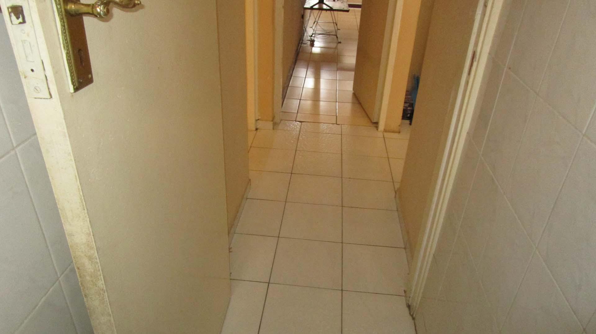 Main Bathroom - 7 square meters of property in Westridge