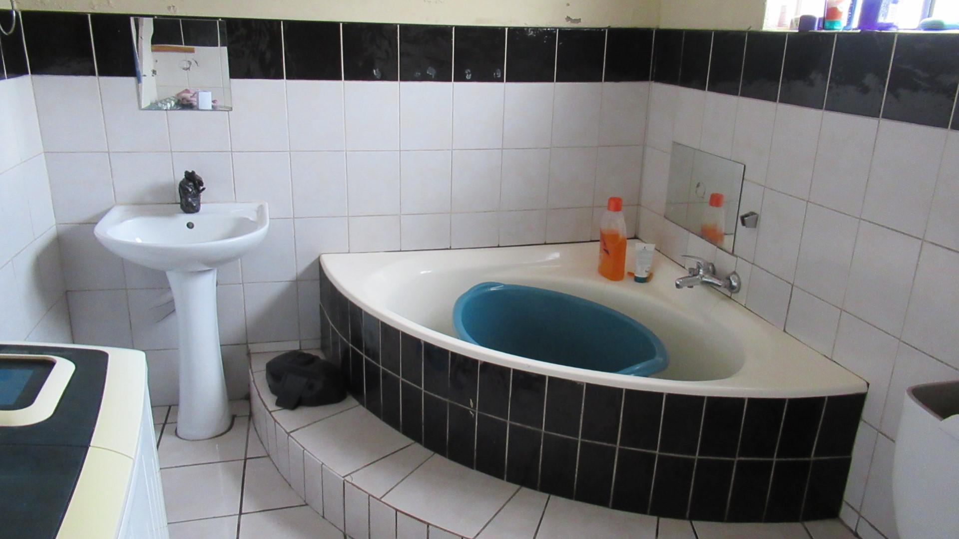 Bathroom 3+ - 14 square meters of property in Boksburg