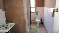 Main Bathroom - 10 square meters of property in Bulwer (Dbn)