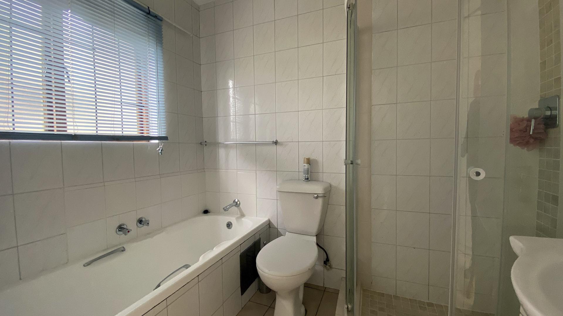 Main Bathroom - 5 square meters of property in Morningside