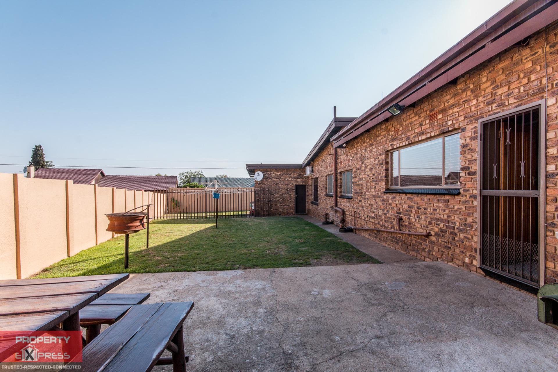 3 Bedroom House for Sale For Sale in Witpoortjie MR431820