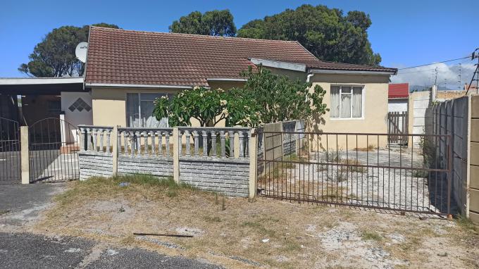 2 Bedroom House for Sale For Sale in Grassy Park - Home Sell - MR432298