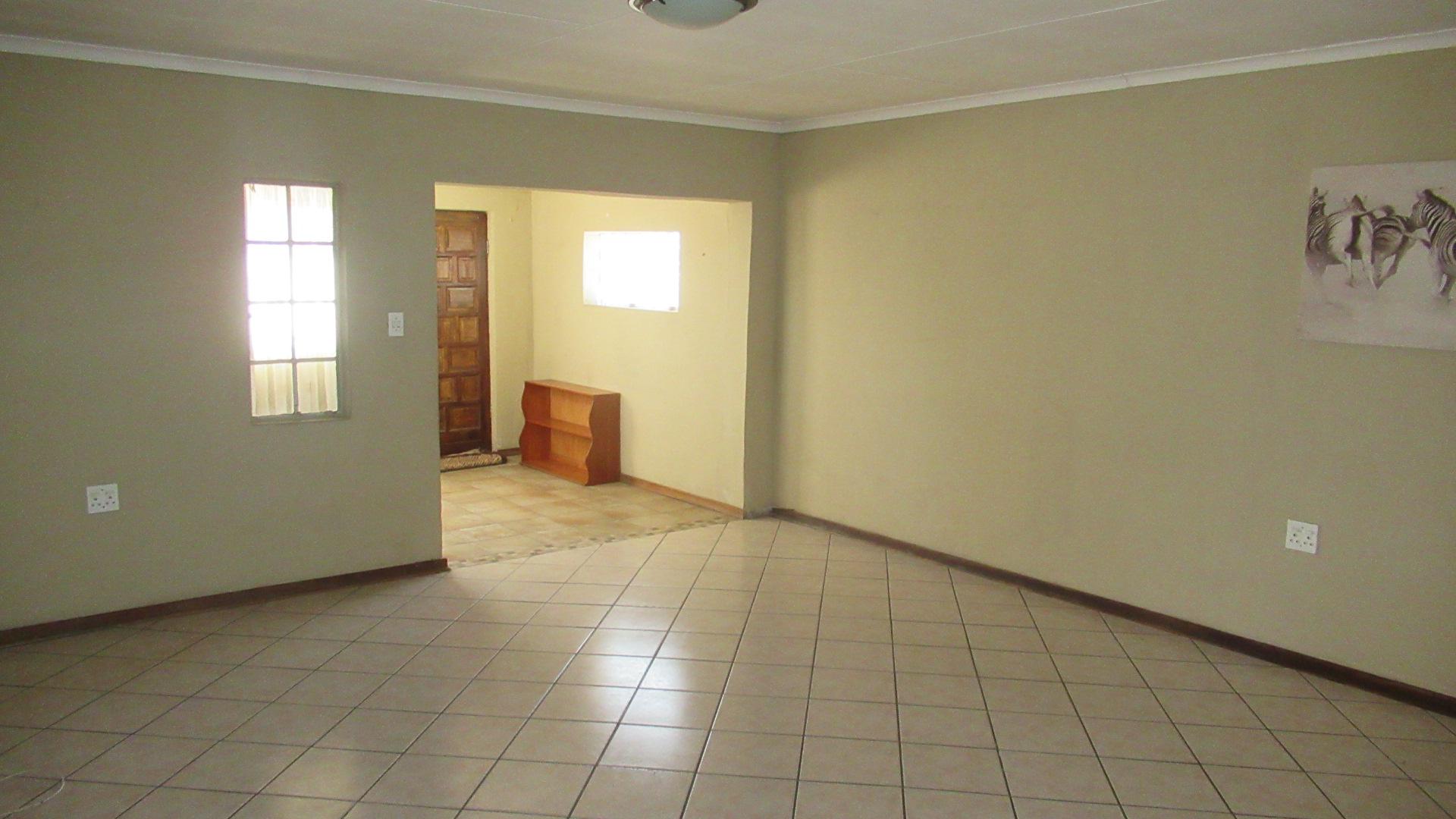 Lounges - 33 square meters of property in Dalpark