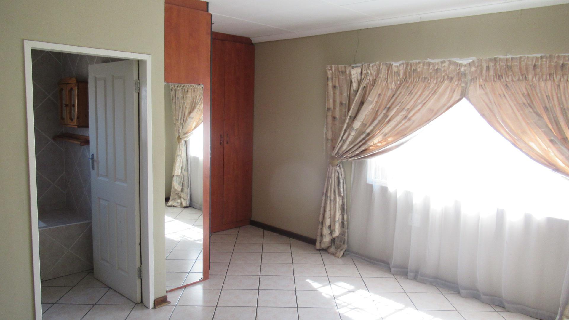 Main Bedroom - 22 square meters of property in Dalpark