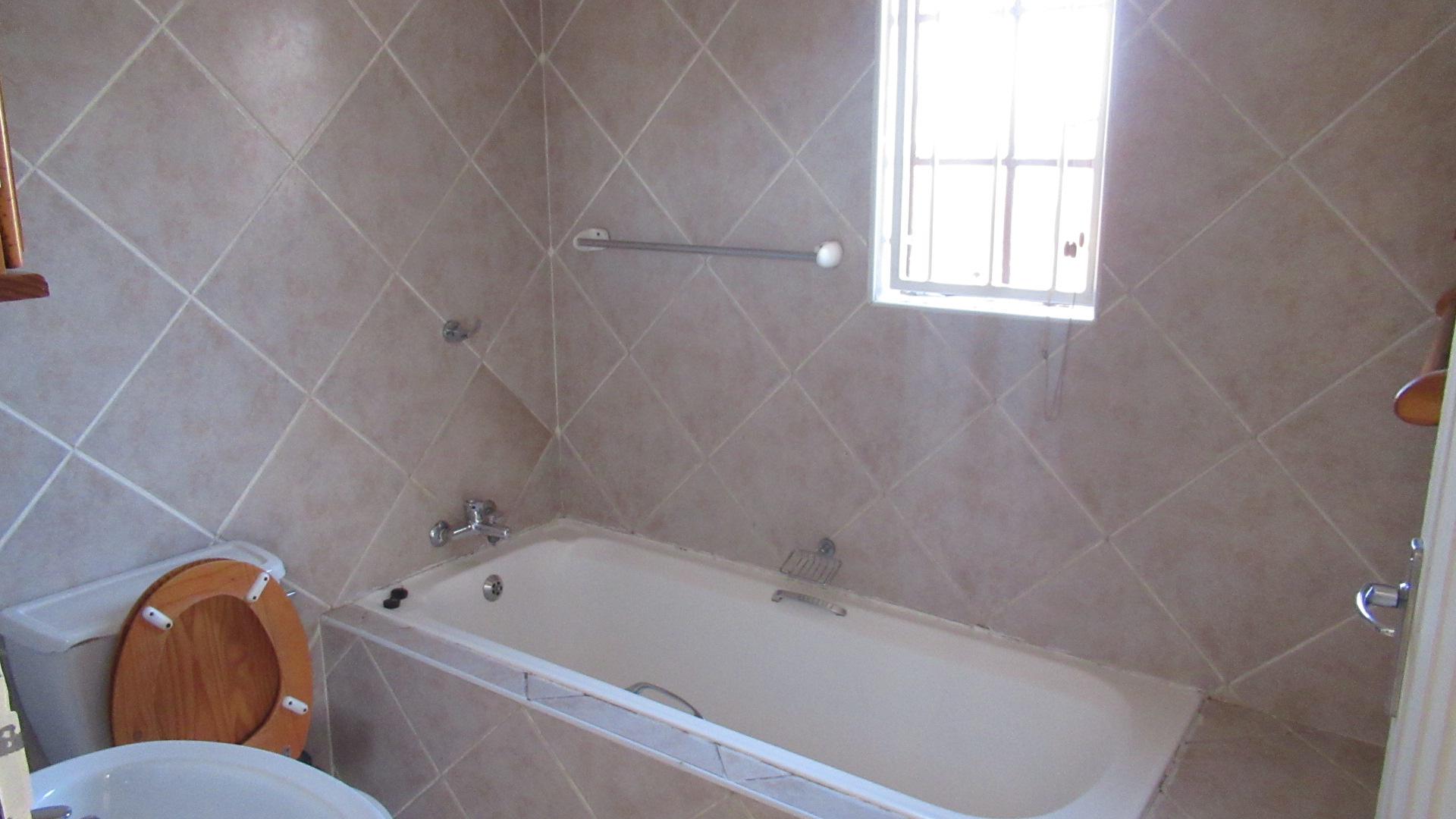Main Bathroom - 5 square meters of property in Dalpark