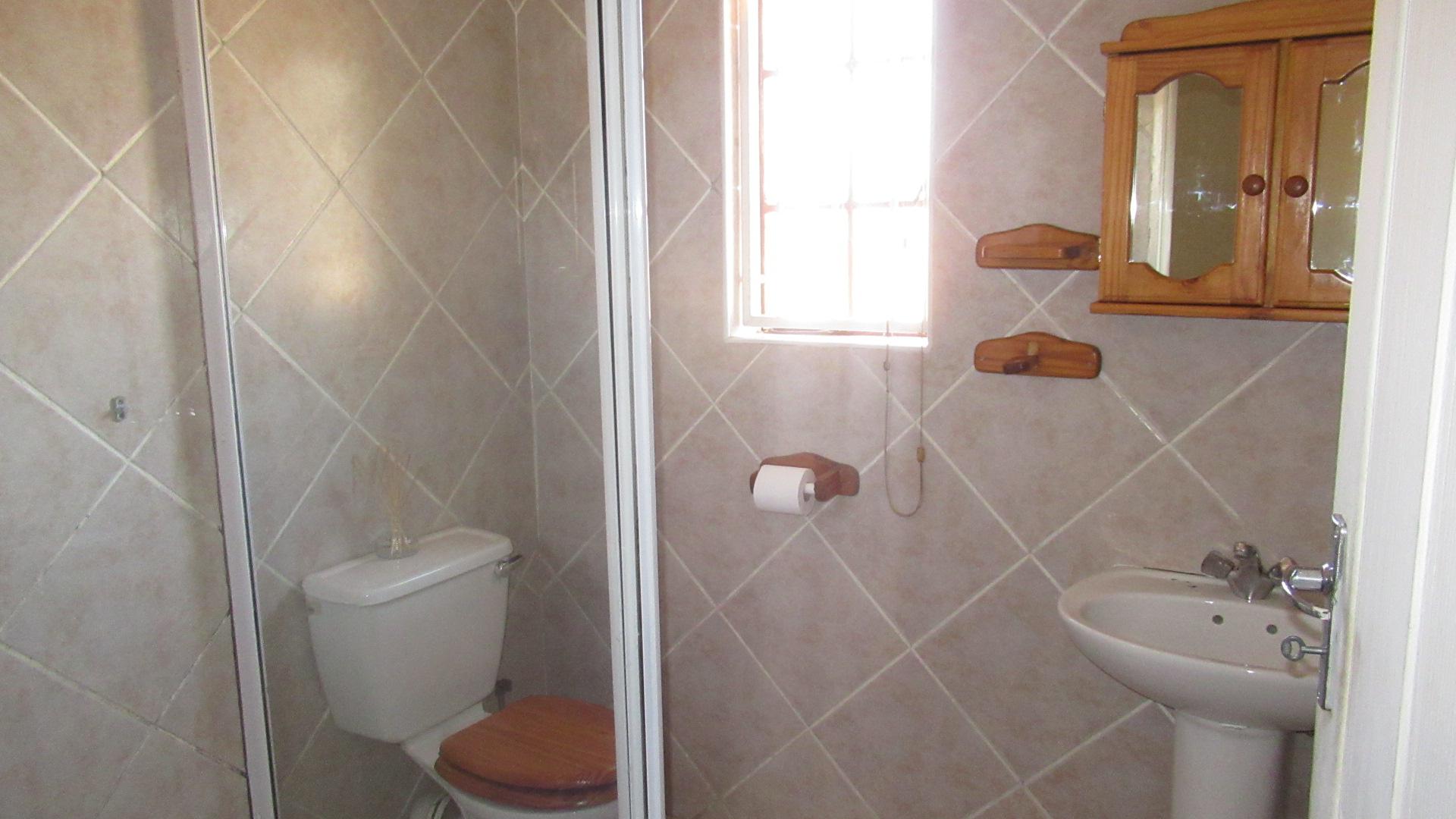 Bathroom 1 - 5 square meters of property in Dalpark