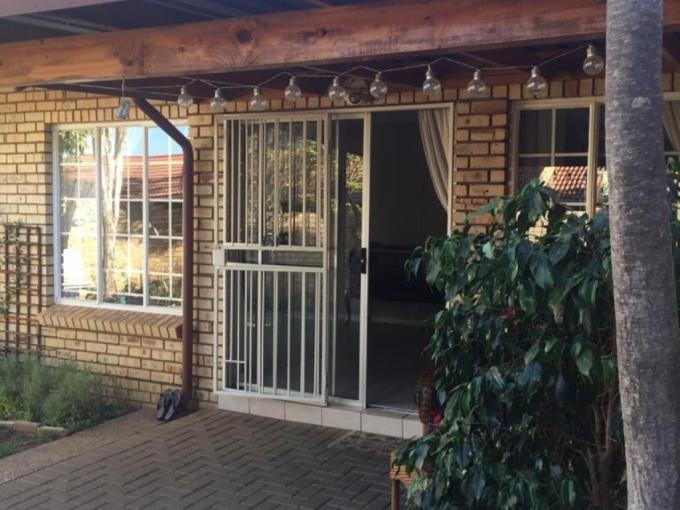 2 Bedroom Simplex to Rent in Faerie Glen - Property to rent - MR433324