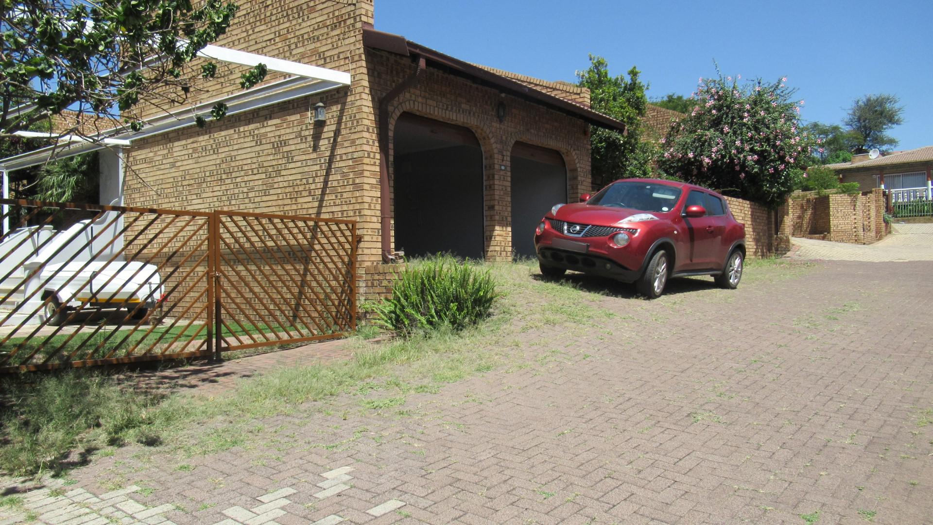 Front View of property in Die Heuwel