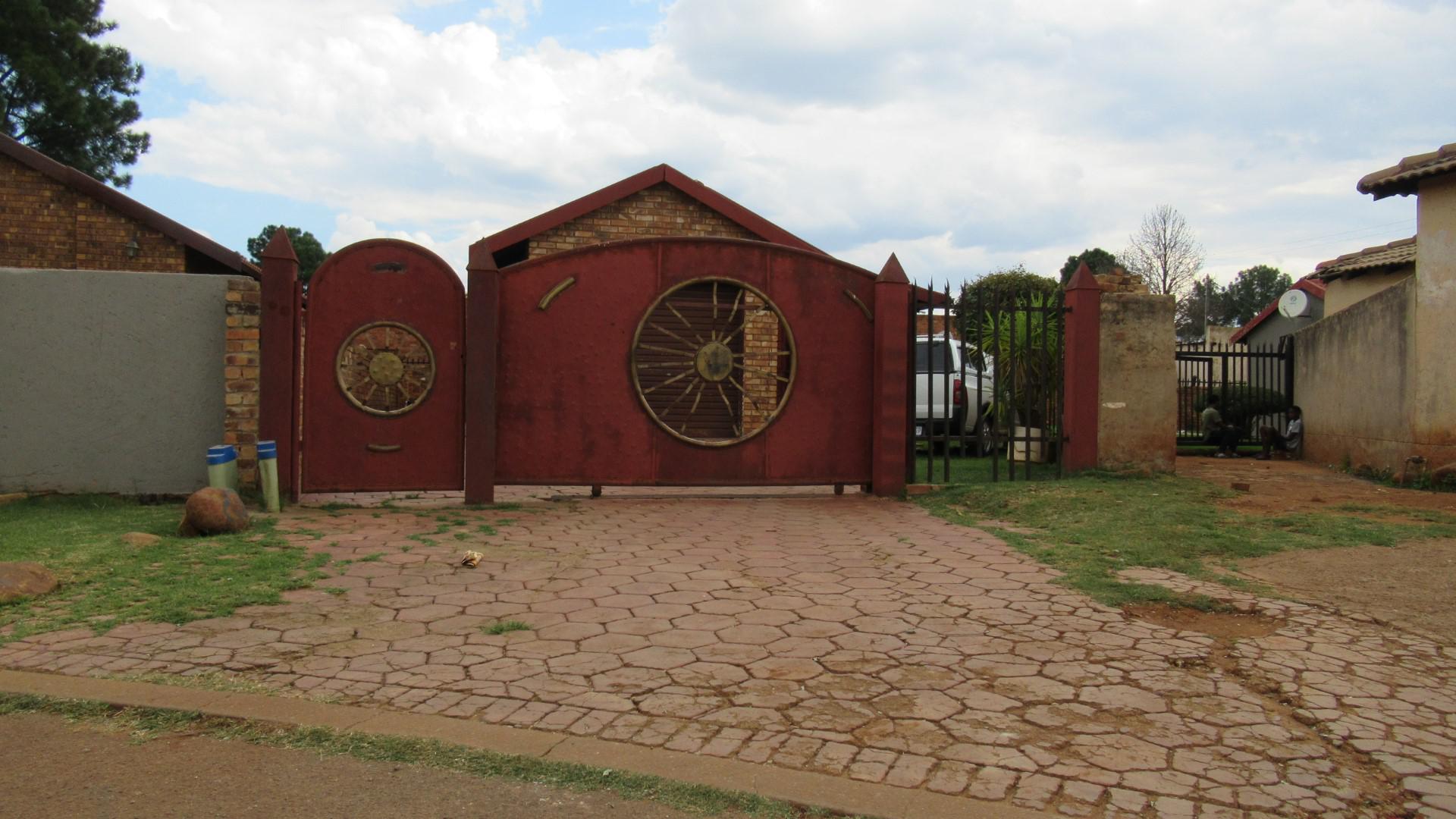 Front View of property in Mahube Valley