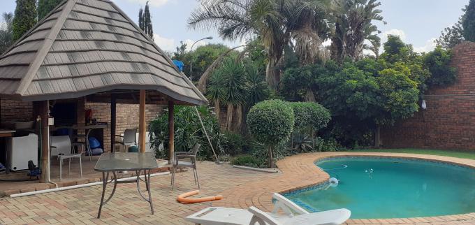 2 Bedroom Apartment to Rent in Rooihuiskraal - Property to rent - MR434019