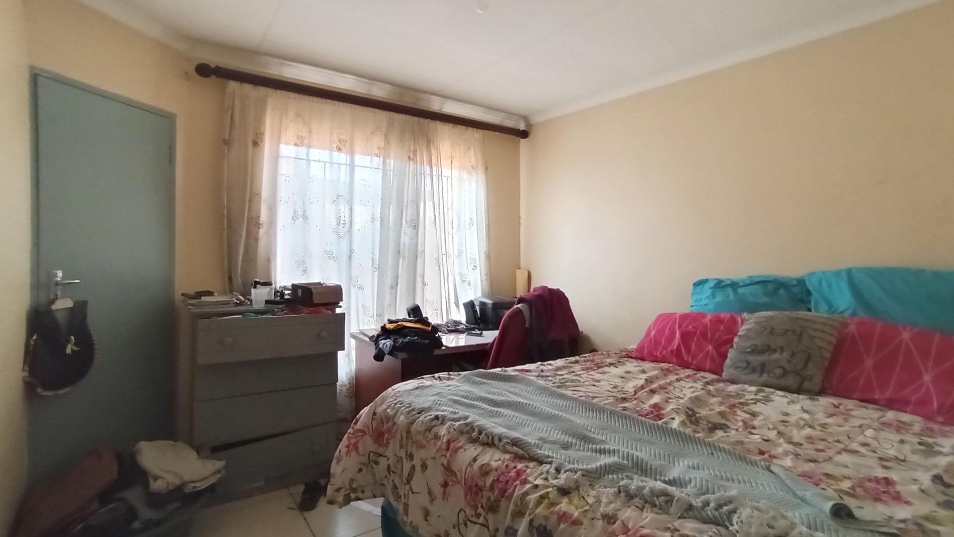 Bed Room 2 - 9 square meters of property in The Orchards