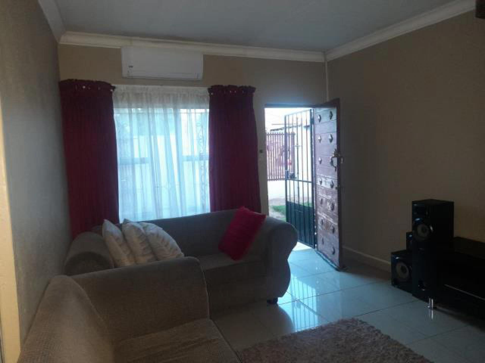 Lounges of property in Tekwane South