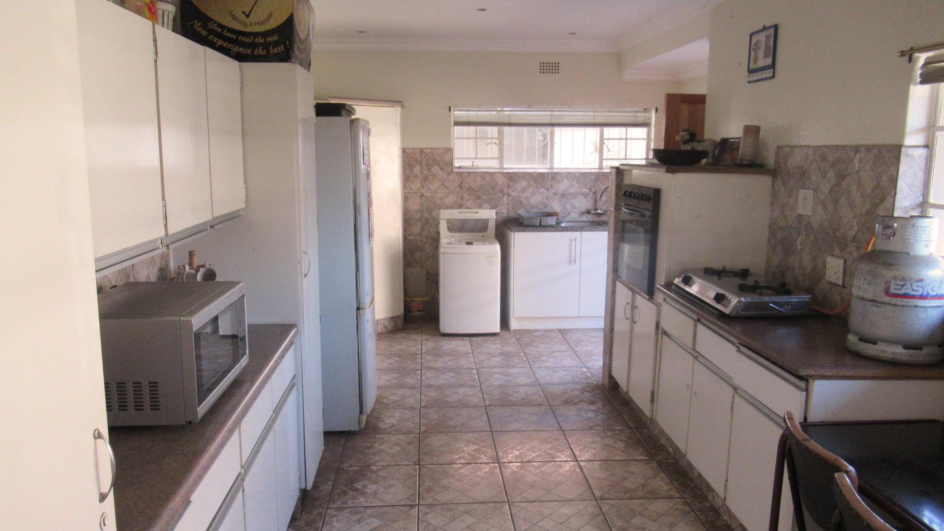 Kitchen - 15 square meters of property in Vaalpark