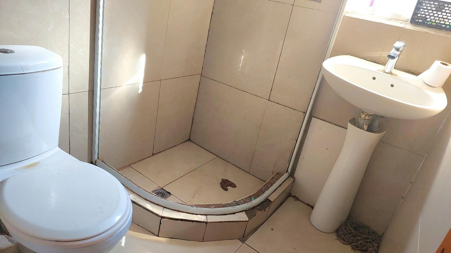 Bathroom 1 of property in Joe Slovo Park