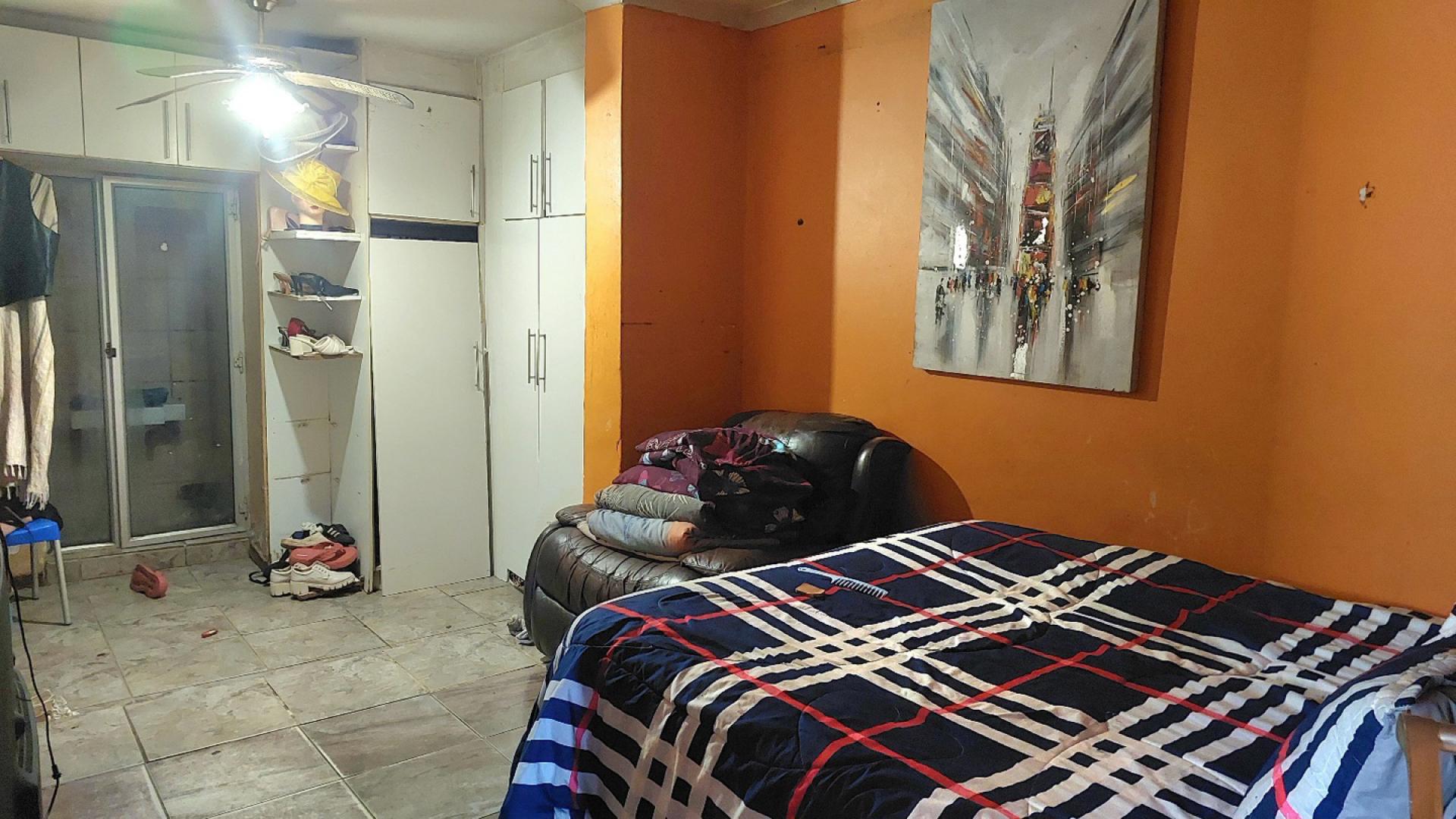 Bed Room 1 of property in Joe Slovo Park