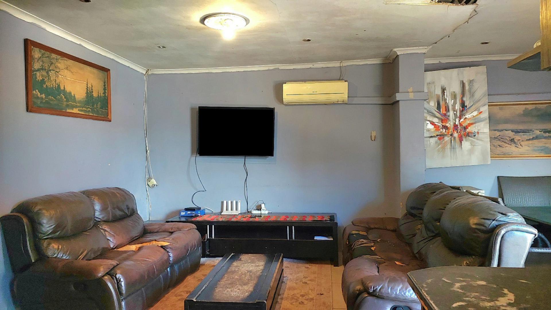Lounges of property in Joe Slovo Park