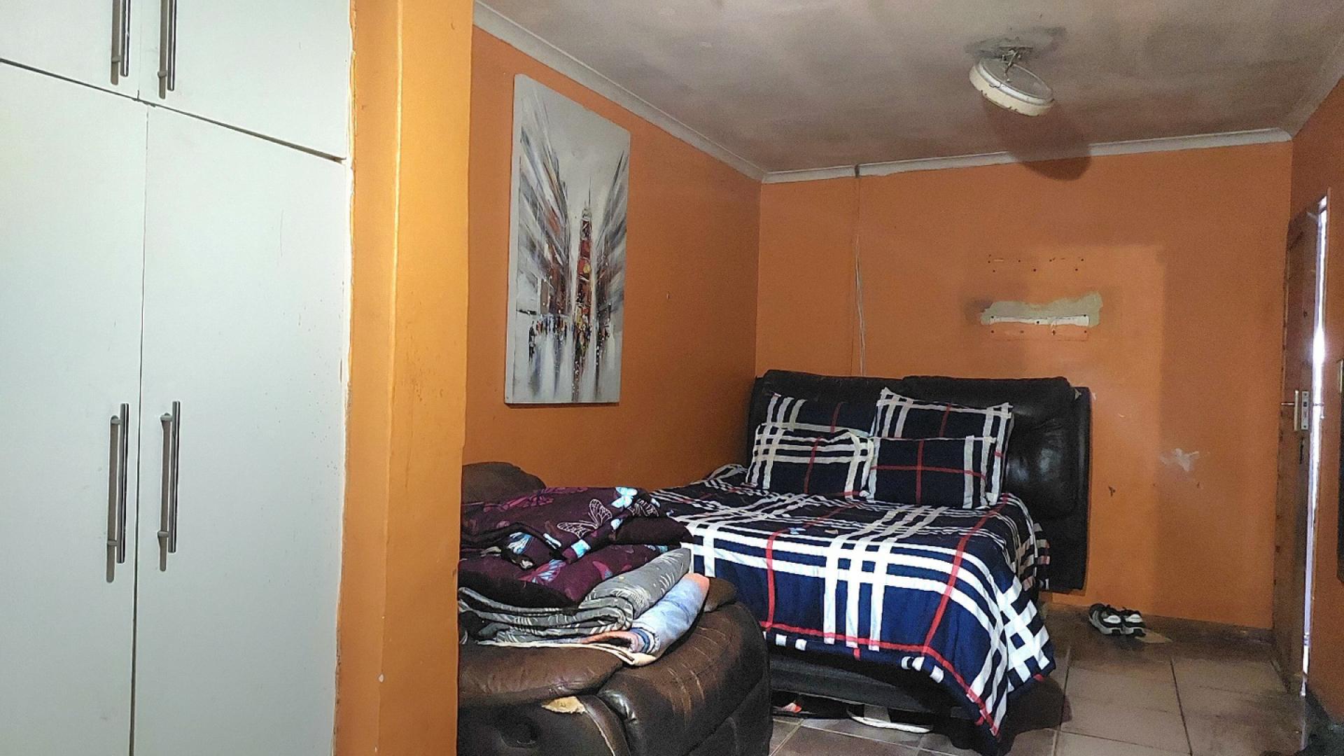 Bed Room 1 of property in Joe Slovo Park